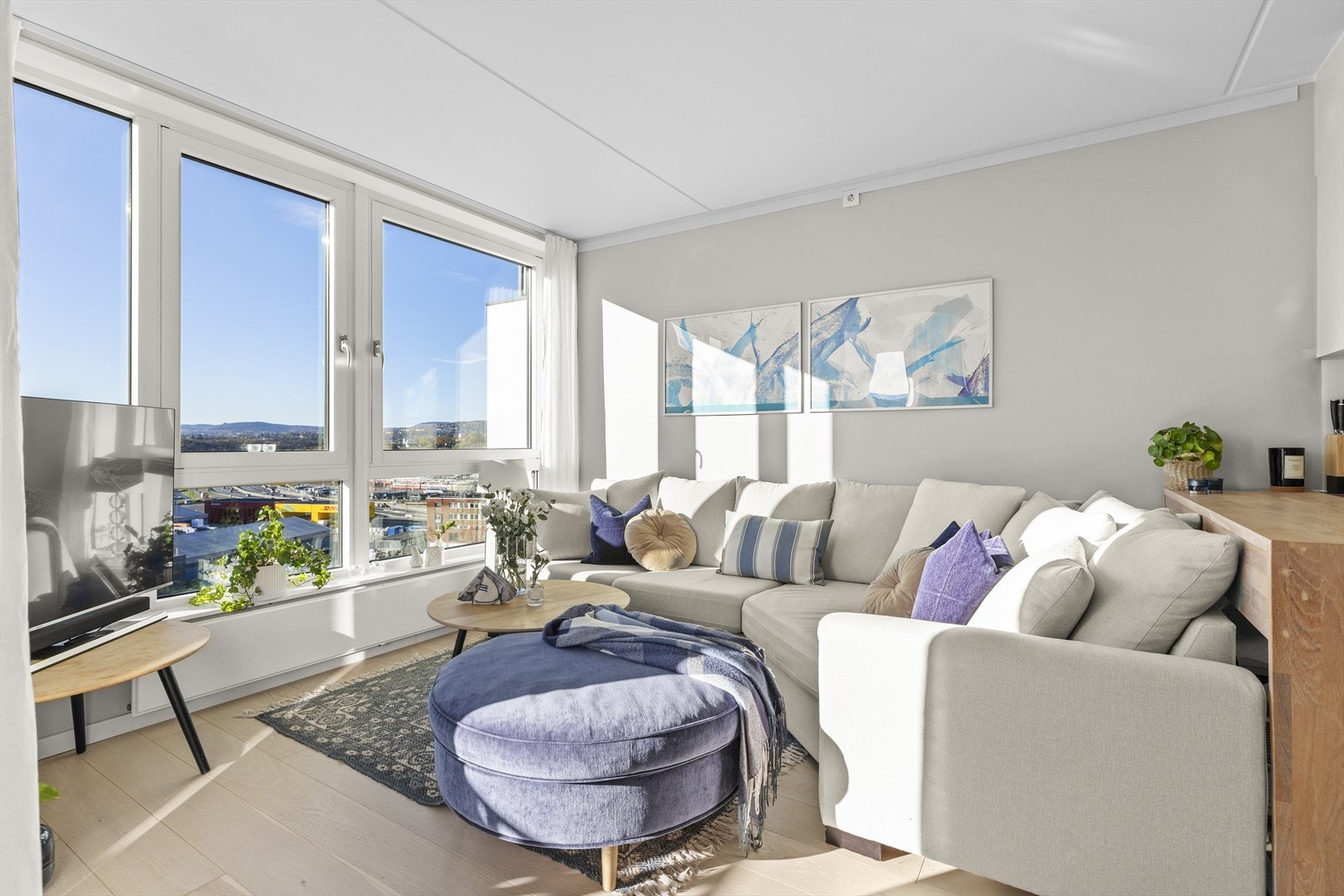 Store vindusflater gir nydelige lysforhold i leiligheten. Leiligheten er oppvarmet via fjernvarme i radiatorer. Galleribilde