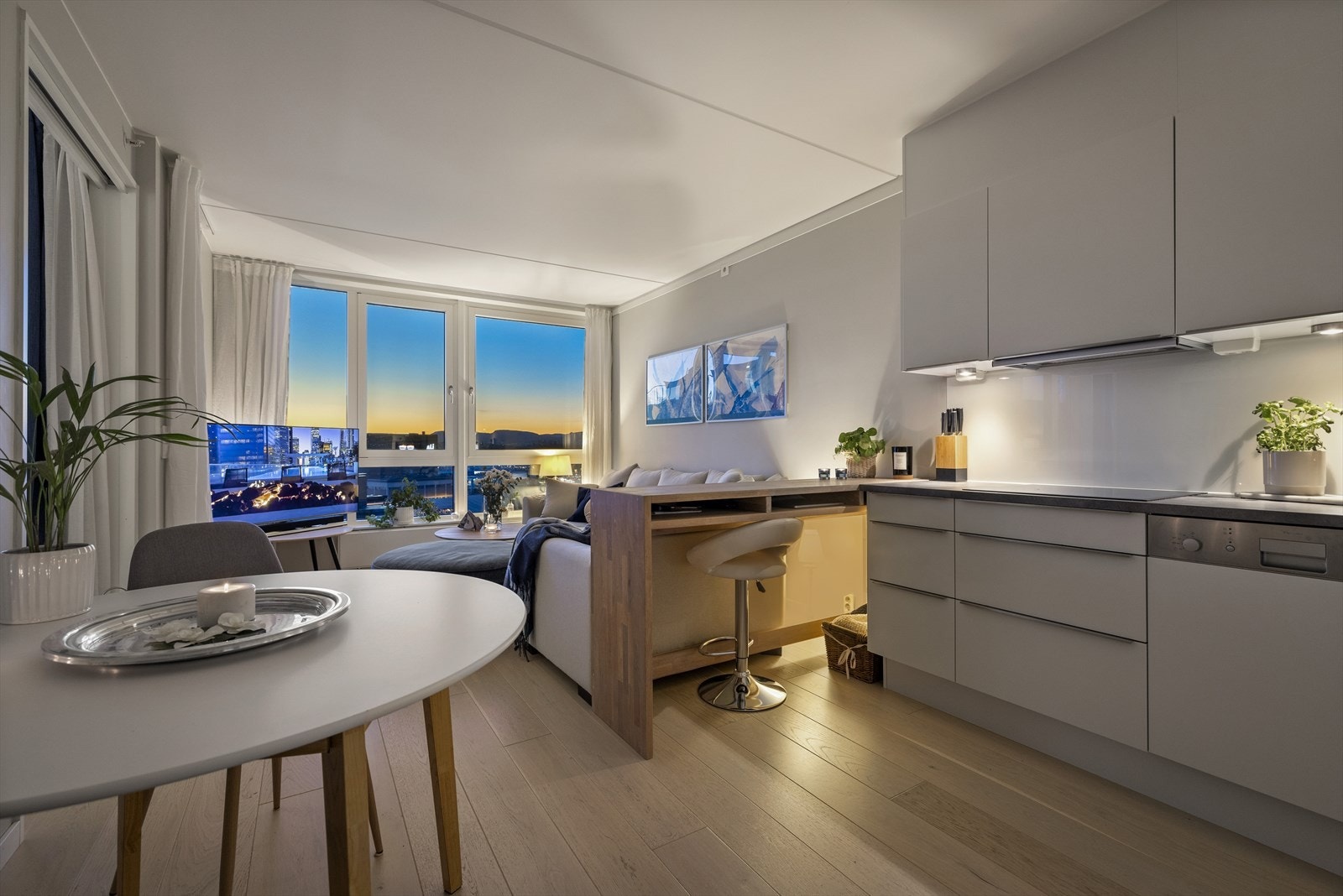 Fra leiligheten kan du nyte de vakreste solnedganger. Galleribilde