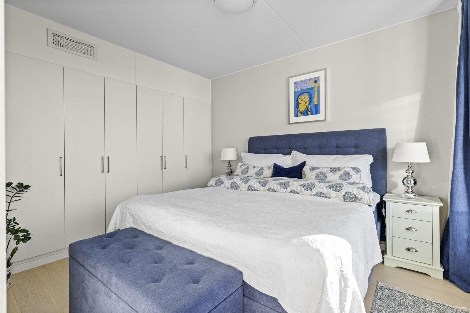 Romslig soverom med garderobeskap lang hele veggen. Galleribilde