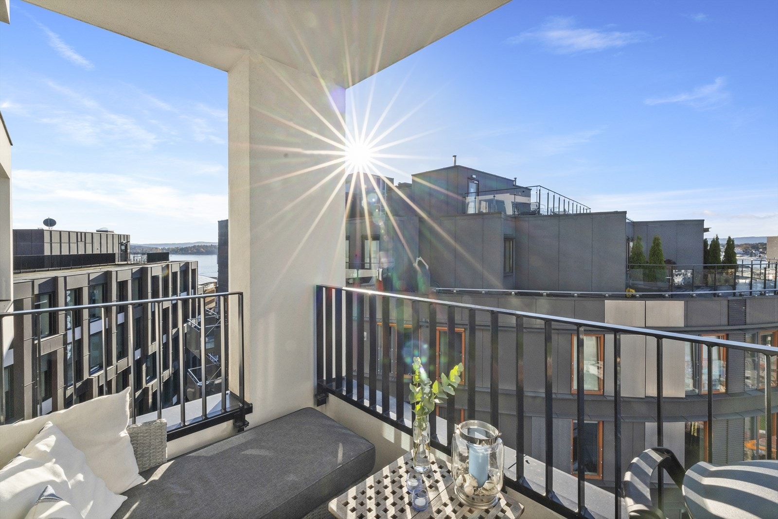 Høyt og fritt i 11.etg med svært gode solforhold. Galleribilde