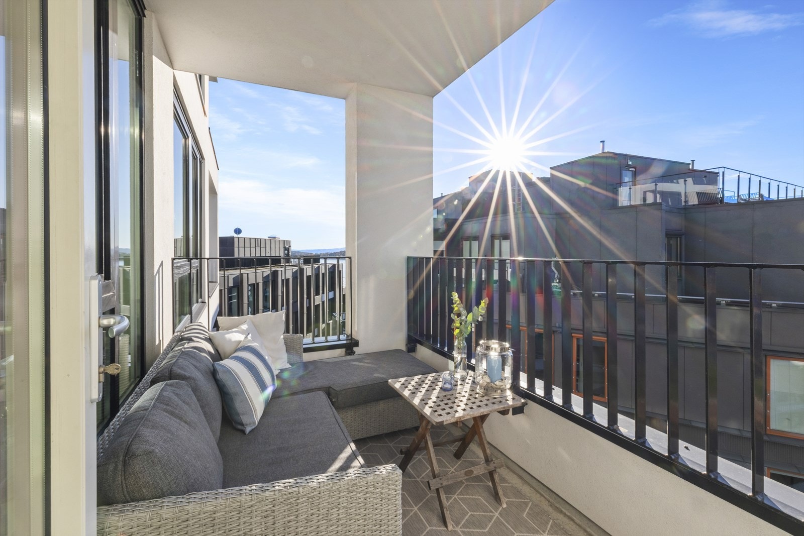 Svært hyggelig balkong på 5 kvm med gode solforhold og flott utsikt. Galleribilde