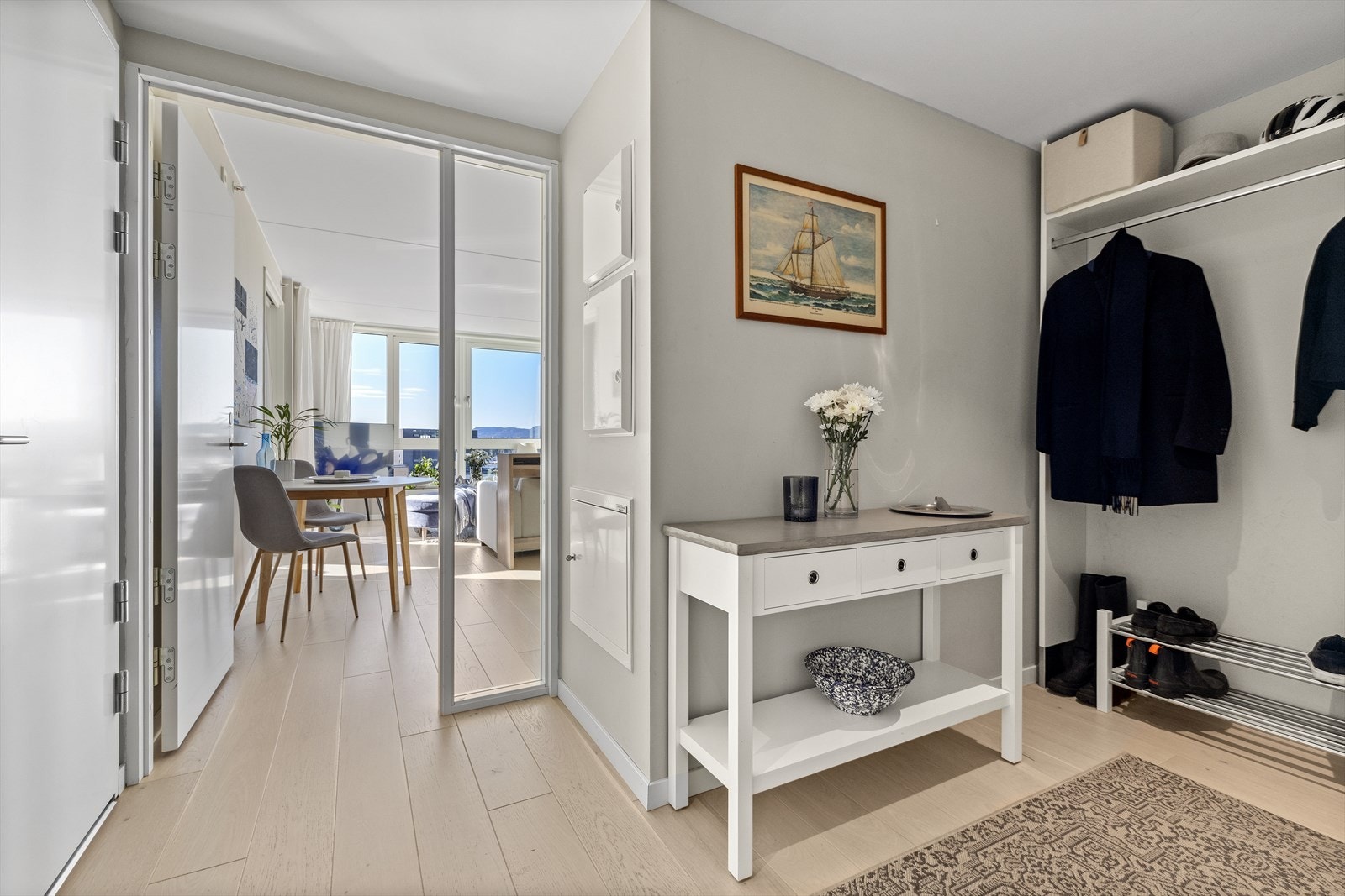 Leiligheten gir deg et godt førsteinntrykk, med en praktisk og romslig entré. Galleribilde