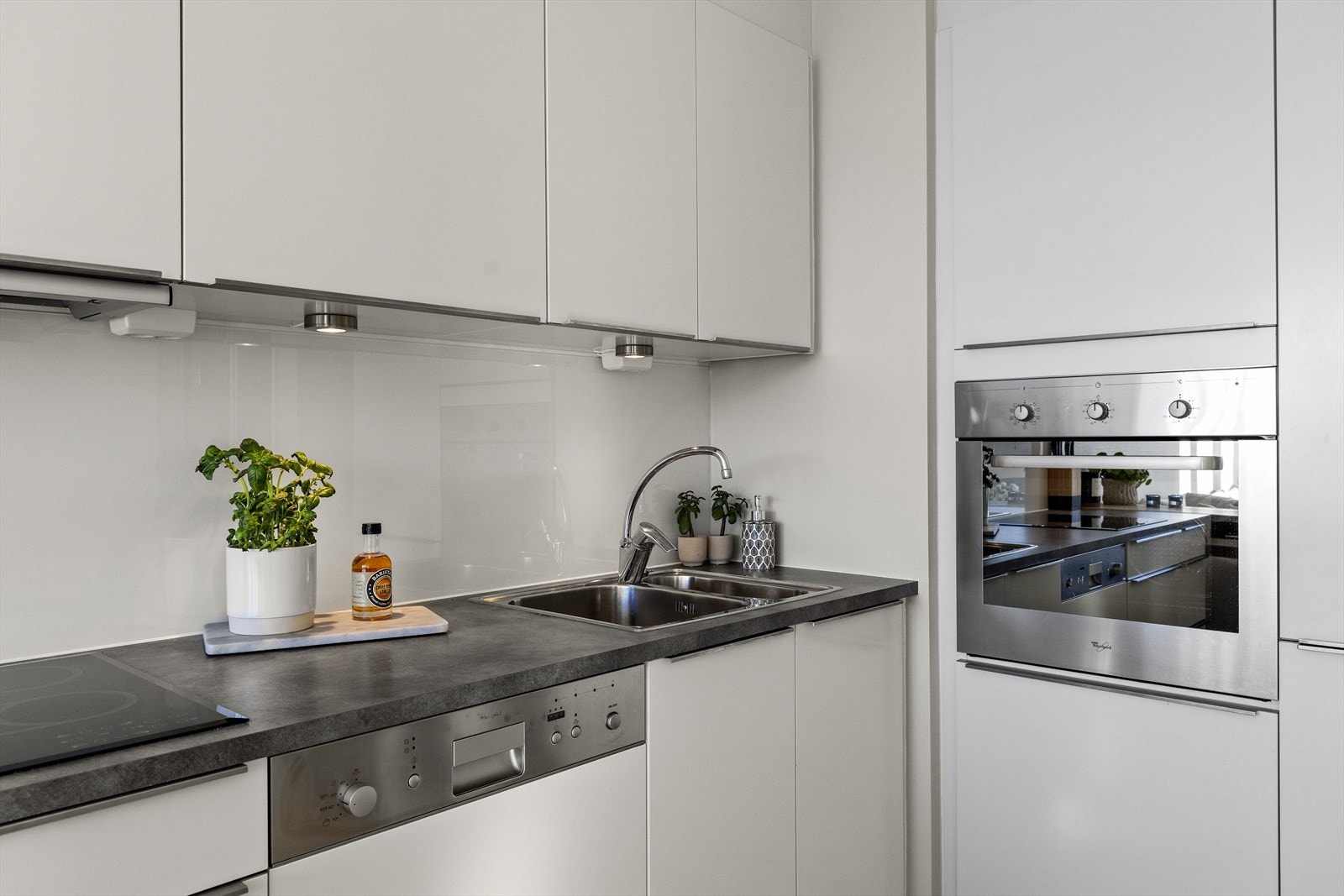 Det er godt med skap- og benkeplass. Galleribilde