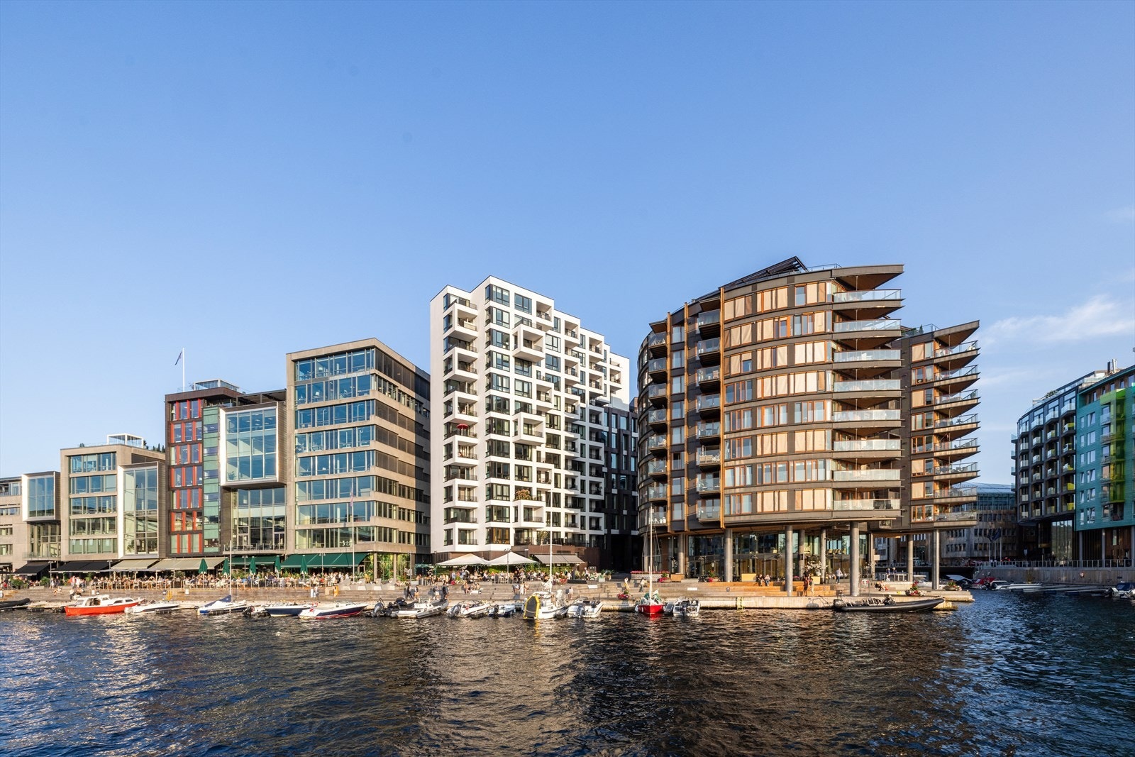 Sjøgangen har umiddelbar nærjet til sjøen og har en meget solrik beliggenhet. Galleribilde