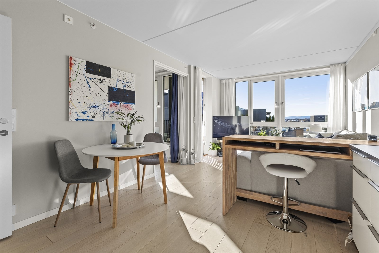 I tillegg til spiseplassen er det en praktisk barløsning mot stuen. Galleribilde