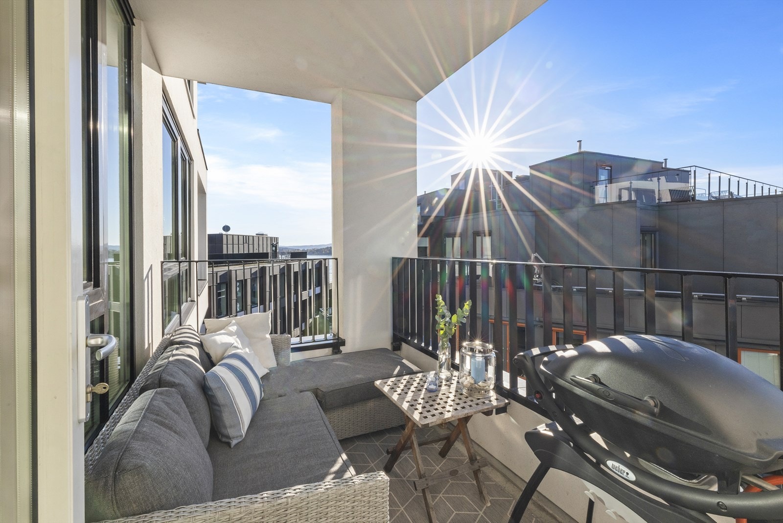 Fra balkongen er det utsikt mot Hovedøya og Bærum. Det er sol sommerstid fra ca. 12. Galleribilde