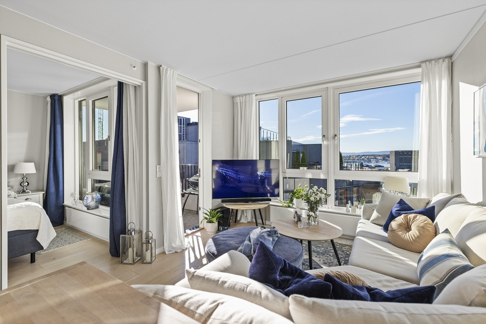 Fra stuen er det utsikt mot Bygdøy og sjøen. Stor skyvedør inn til soverommet. Galleribilde