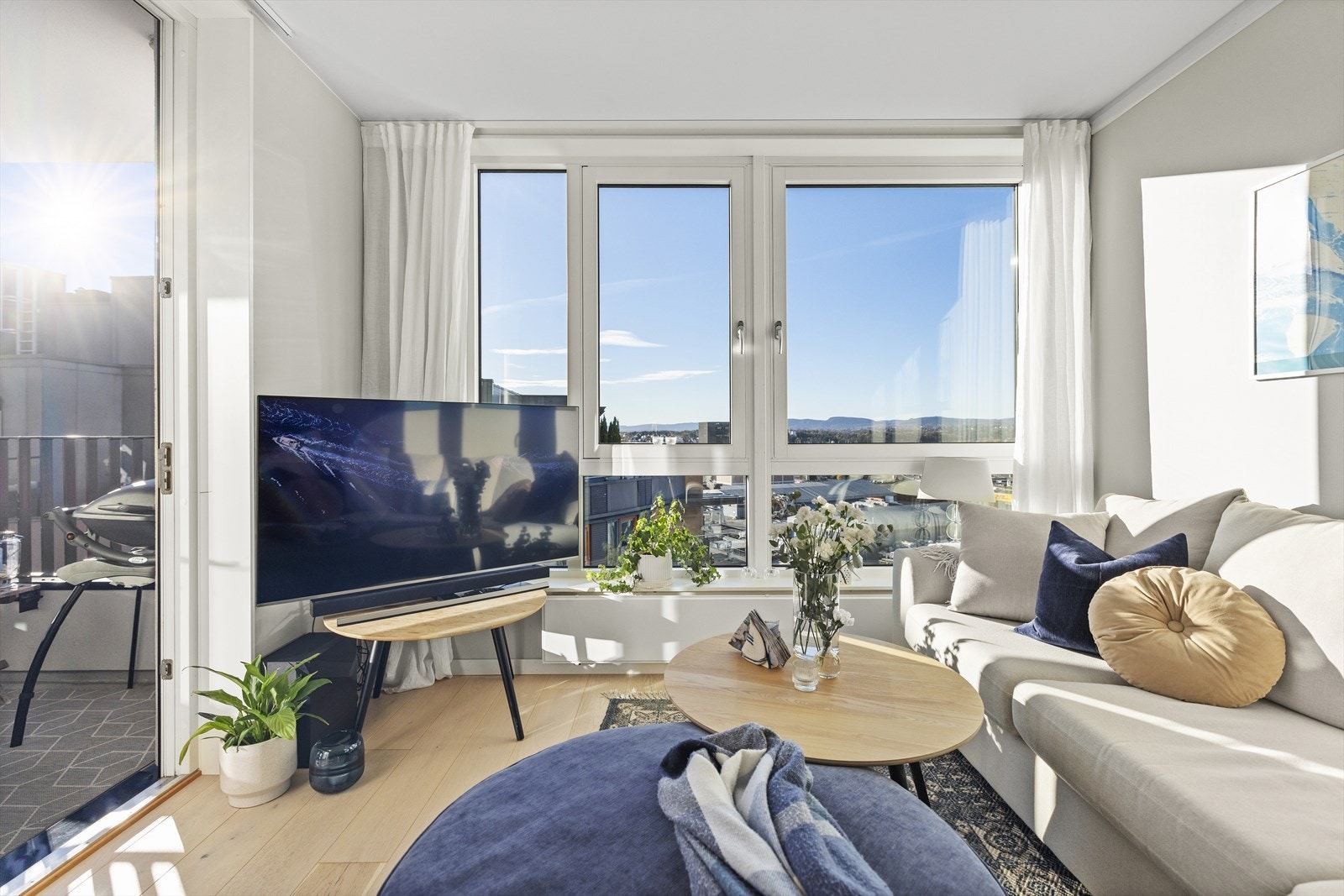 Velkommen til Sjøgangen 4 v/Sarah Aamodt, Sem og Johnsen. Leiligheten ligger høyt og fritt i 11
etg. Galleribilde