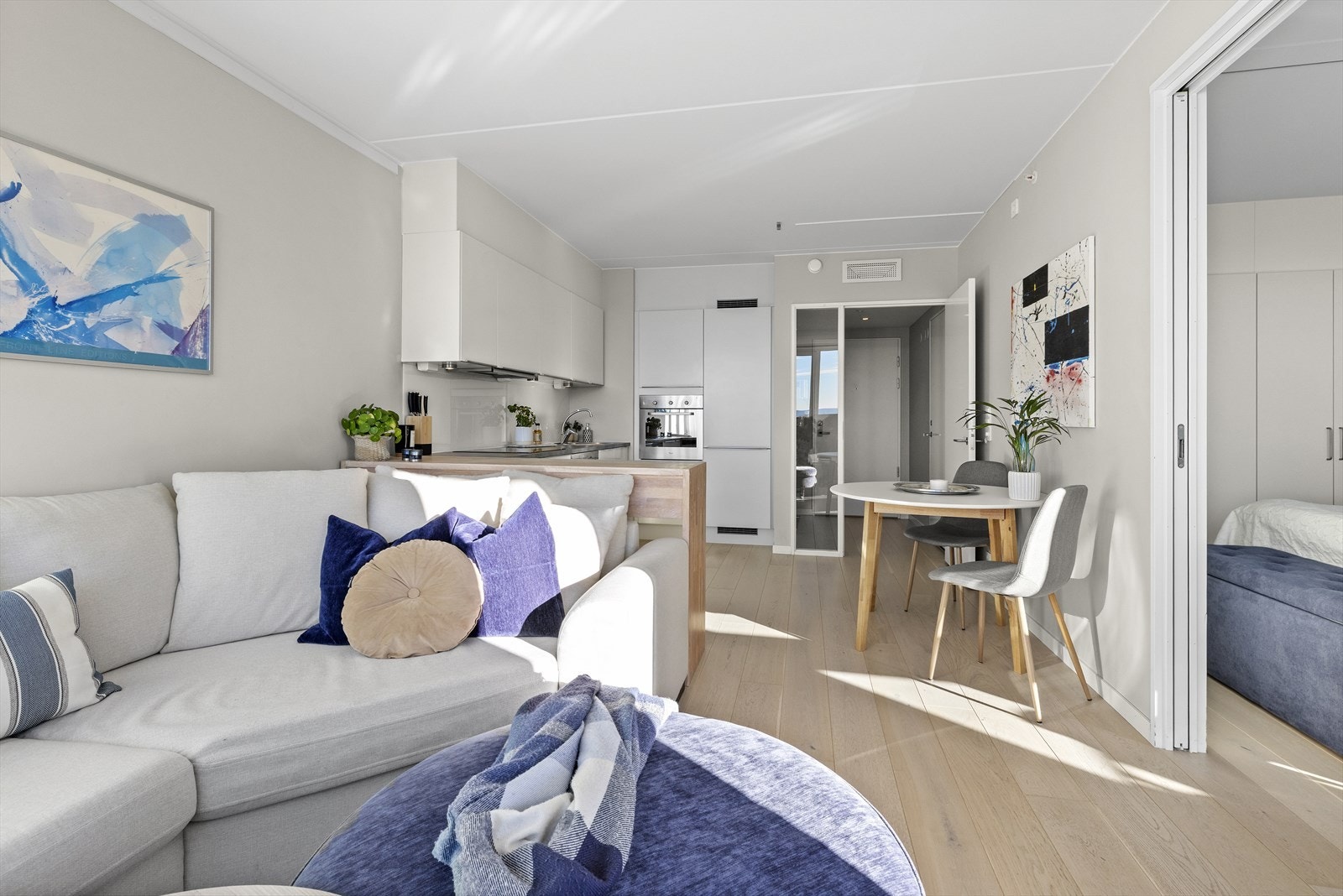 Hyggelig spiseplass og med fint Norema kjøkken i samme rom. Galleribilde