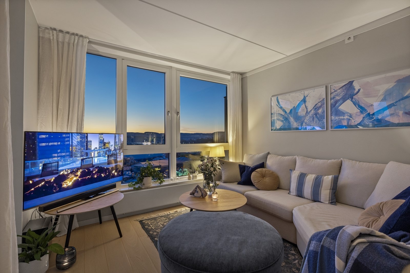 Kveldsstemning fra stuen. Galleribilde