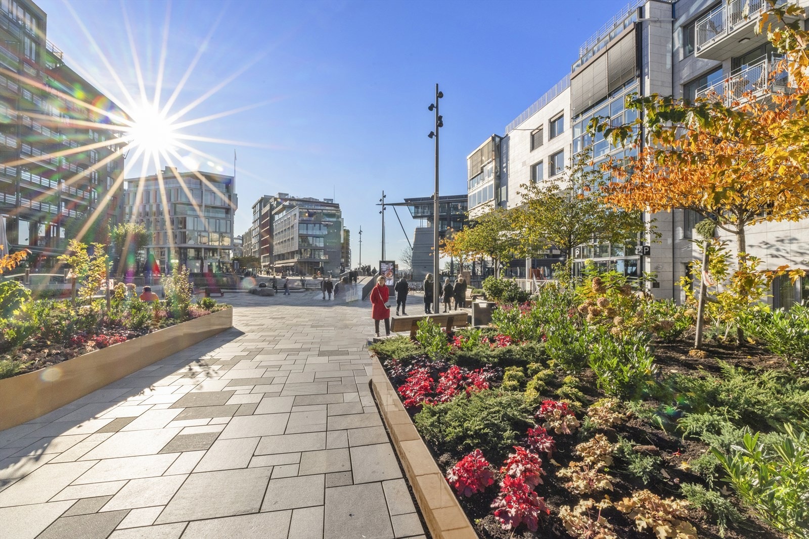Rett over broen finner du Aker Brygge med sine restauranter, kjøpesenter og hyggelige kafeer. Galleribilde