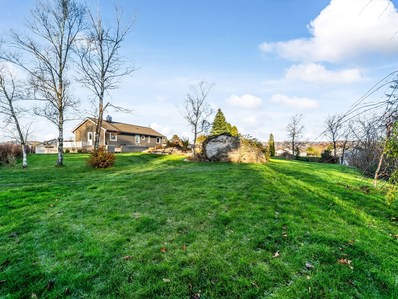 Stor tomt med mye boltreplass for liten og stor. Galleribilde