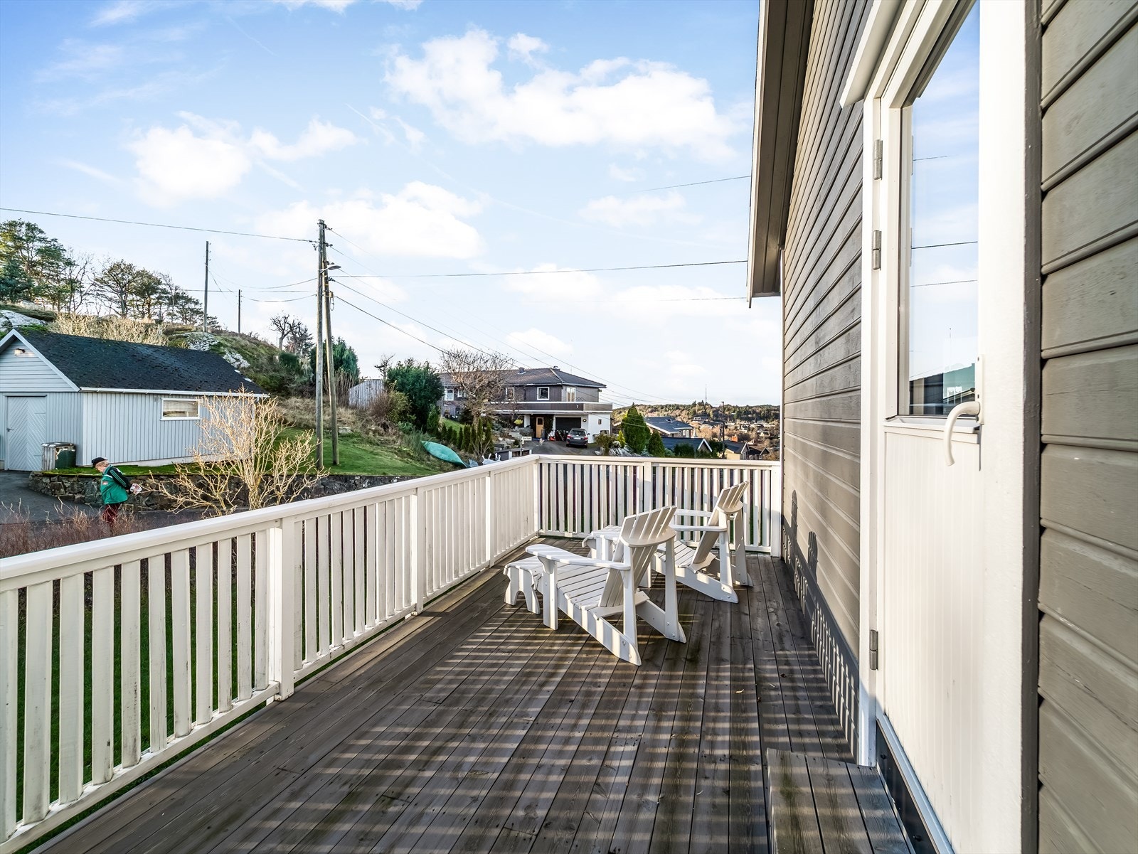 Terrasse på siden av boligen. Galleribilde