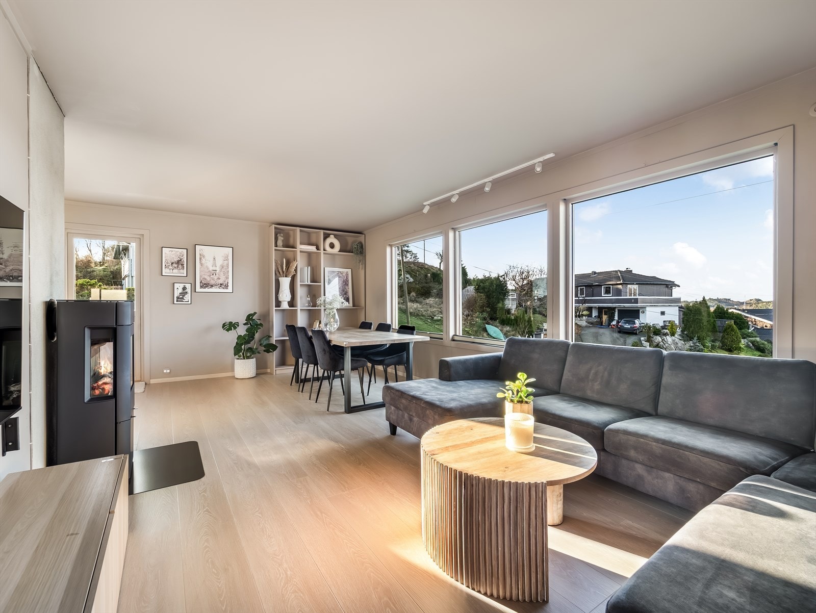 Stuens utforming gir rom for flere soner. Fint sentrert står en moderne vedovn som gir godt med varme og stemning på kalde dager. Galleribilde