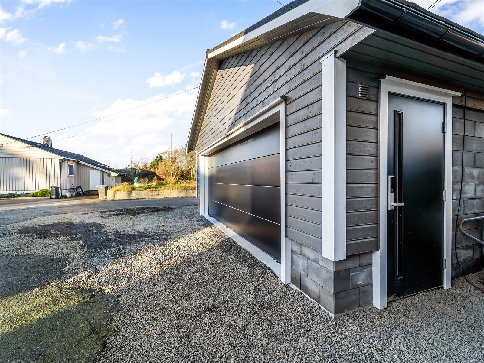 Dobbel garasje med biinngang og garasjeport med automatisk portåpner. Galleribilde