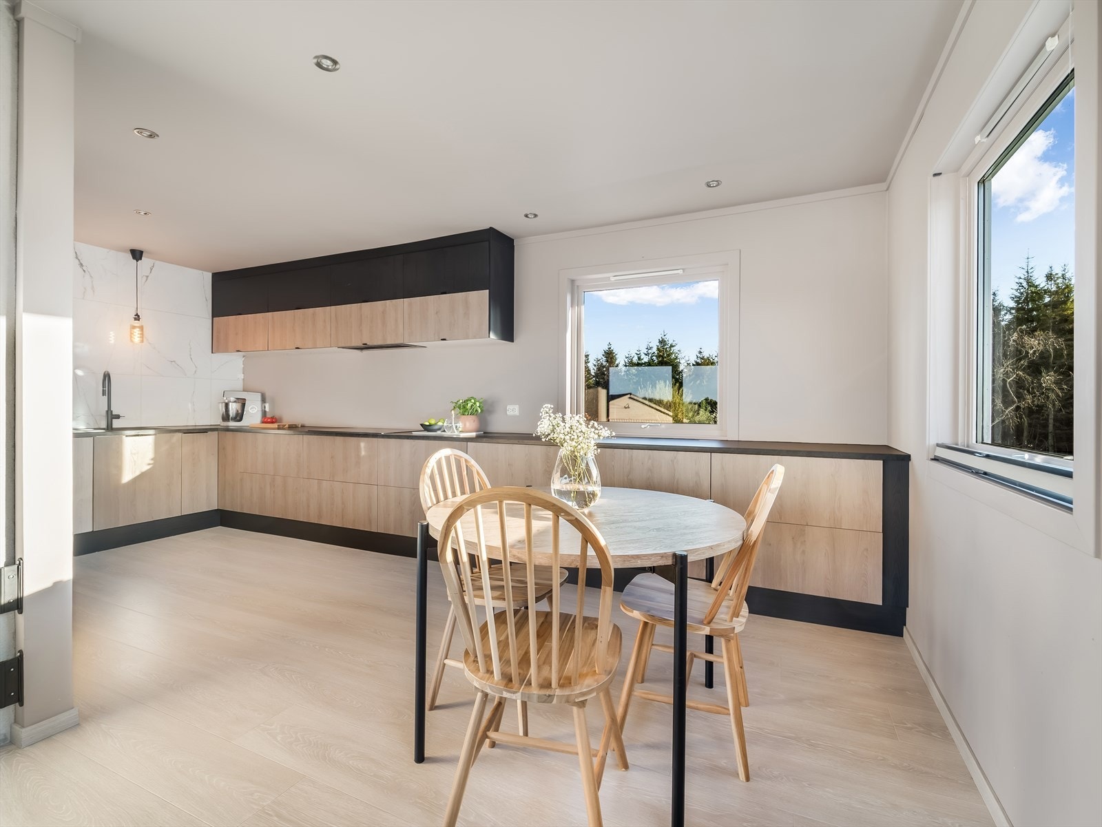 Kjøkkenet har en god planløsning med gode vindusflater for godt lysinnslipp. Galleribilde