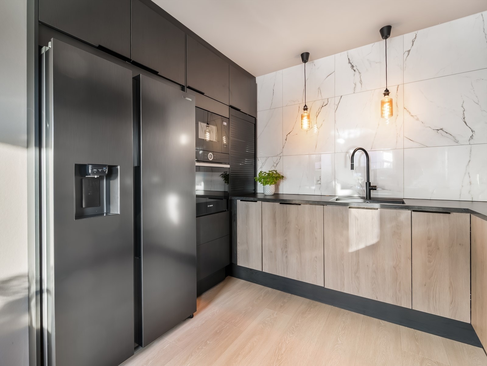 Kjøkkenet er utstyrt med hvitevarer som koketopp, oppvaskmaskin, komfyr, mikro, kjøleskap og fryseskap. Galleribilde