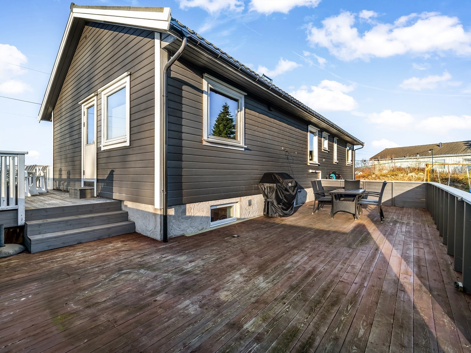 Stor terrasse bak boligen. Galleribilde