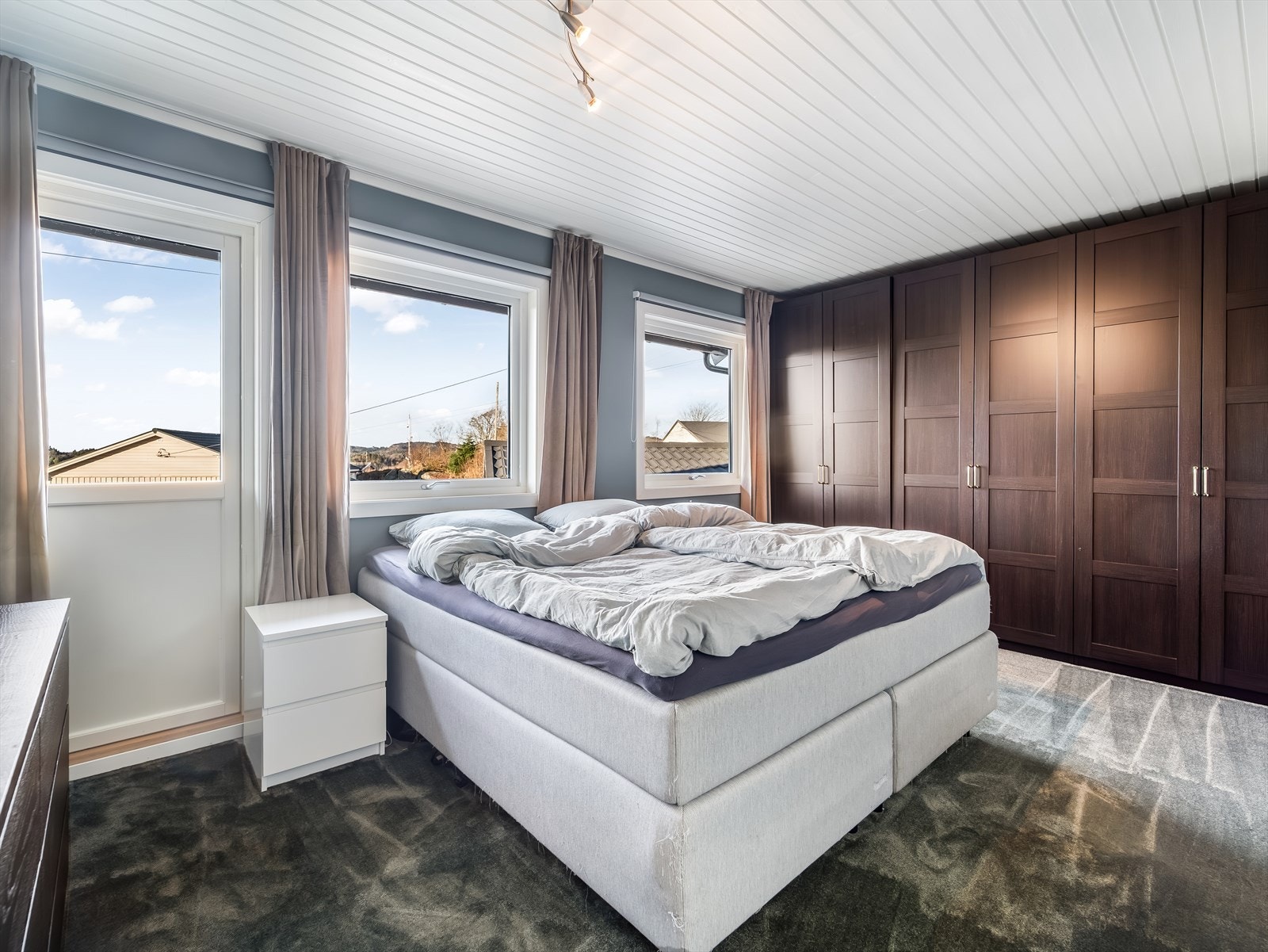 Stort hovedsoverom med stor garderobeløsning og utgang til balkong i front. Soverom 1 av 3. Galleribilde