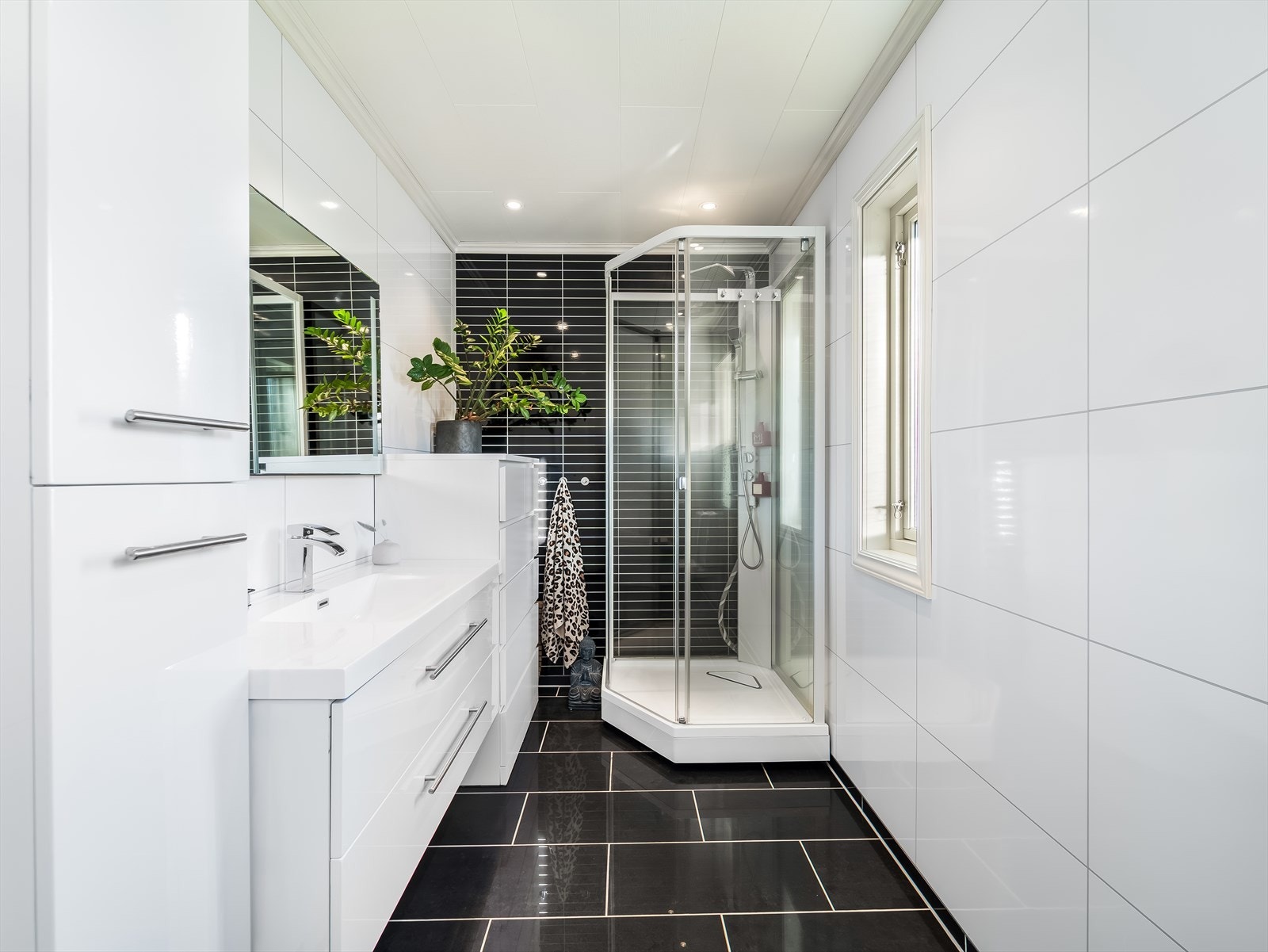 Bad i 1. etasje ble oppgradert i 2015 har fliser med varmekabler på gulv og baderomsplater på vegg. Badet er innredet med baderomsinnredning, toalett og dusjkabinett. Galleribilde