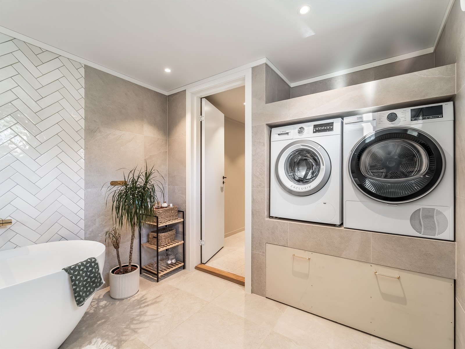 Praktisk løsning for vaskemaskin og tørketrommel med opphøyet løsning. Galleribilde