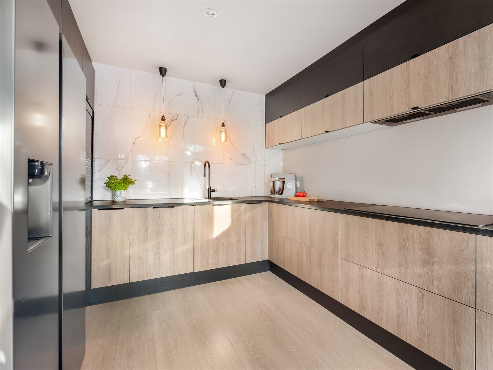 Flott Nordsjøkjøkken med tofarget innredning, godt med skap og benkeplass, samt integrerte hvitevarer. Kjøl- og fryseskap er enkeltstående og medfølger. Galleribilde