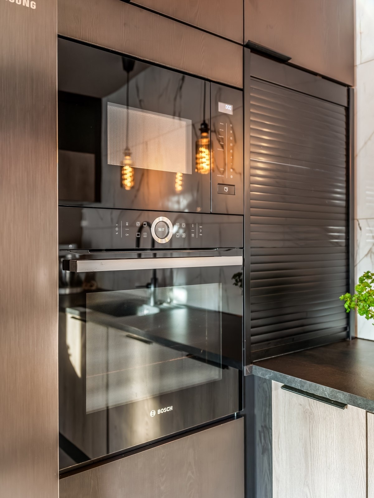 Praktisk sjalusiløsning i enden av kjøkkenbenken for å skjule kaffetrakter og annet småelektrisk. Galleribilde