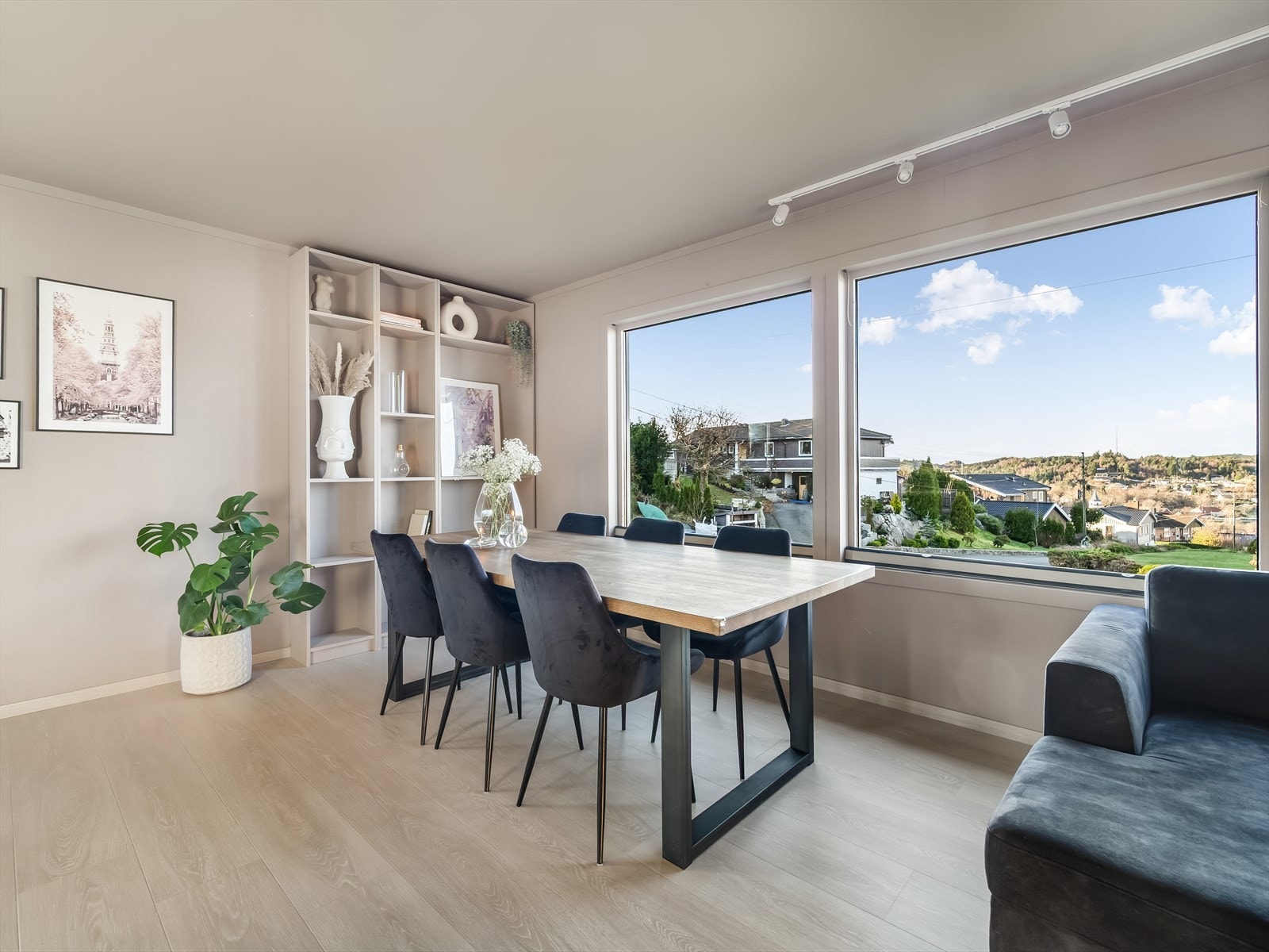 Store vindusflater i stua, gir godt med lys inn og utsikten mot Vanse sentrum kan beskues. Galleribilde