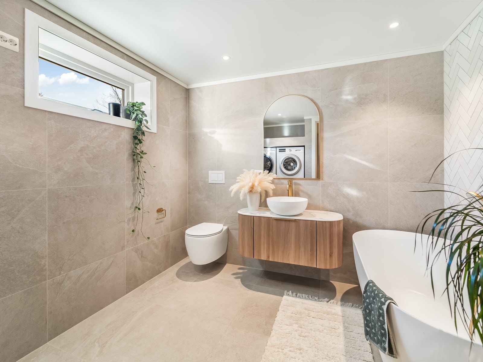 Nydelig bad i underetasjen oppgradert i 2024. Badet er helfliset og er et kombinert bad og vaskerom. Galleribilde