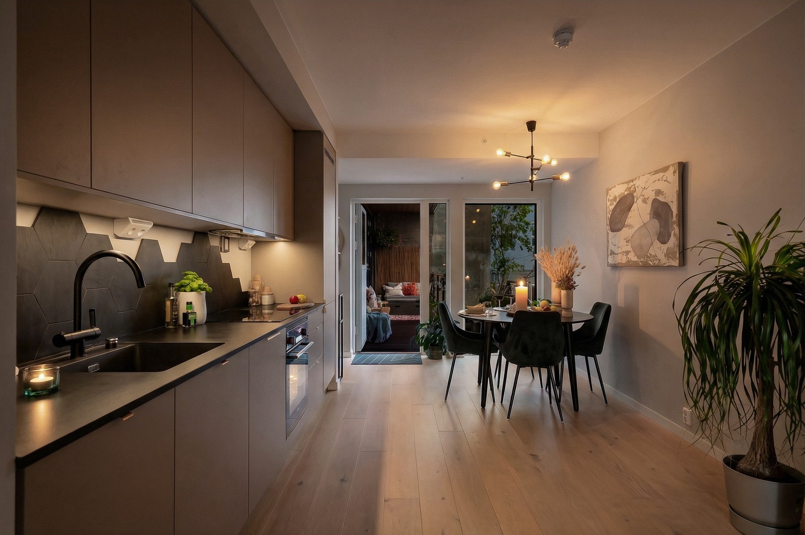 Fra kjøkken/spiseplass er det utgang til balkong/terrasse Galleribilde