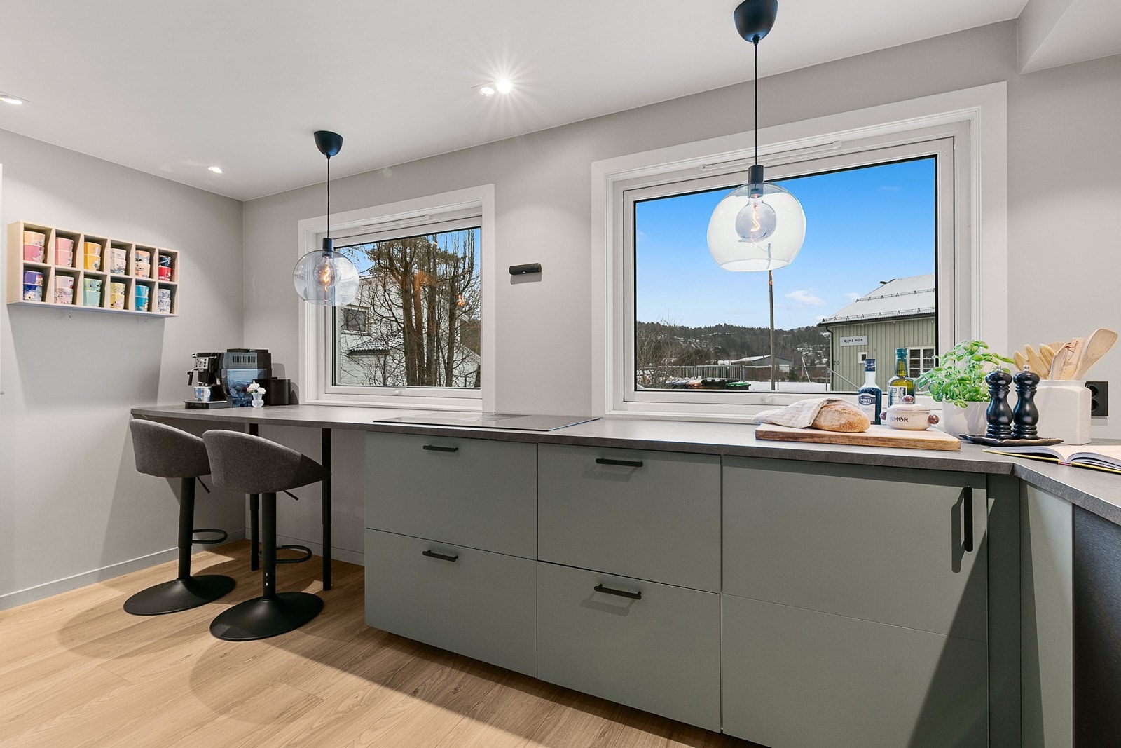 Kjøkkenet har rikelig med benkeplass samt god skap- og lagringsplass. Galleribilde