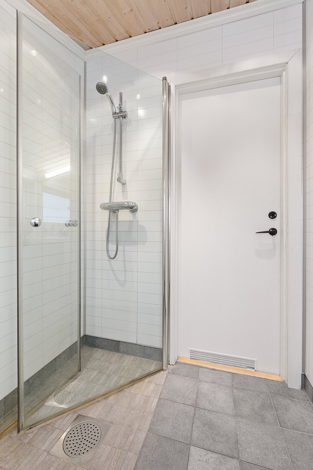 Badet har dusjhjørne med innfellbare glassdører. Galleribilde