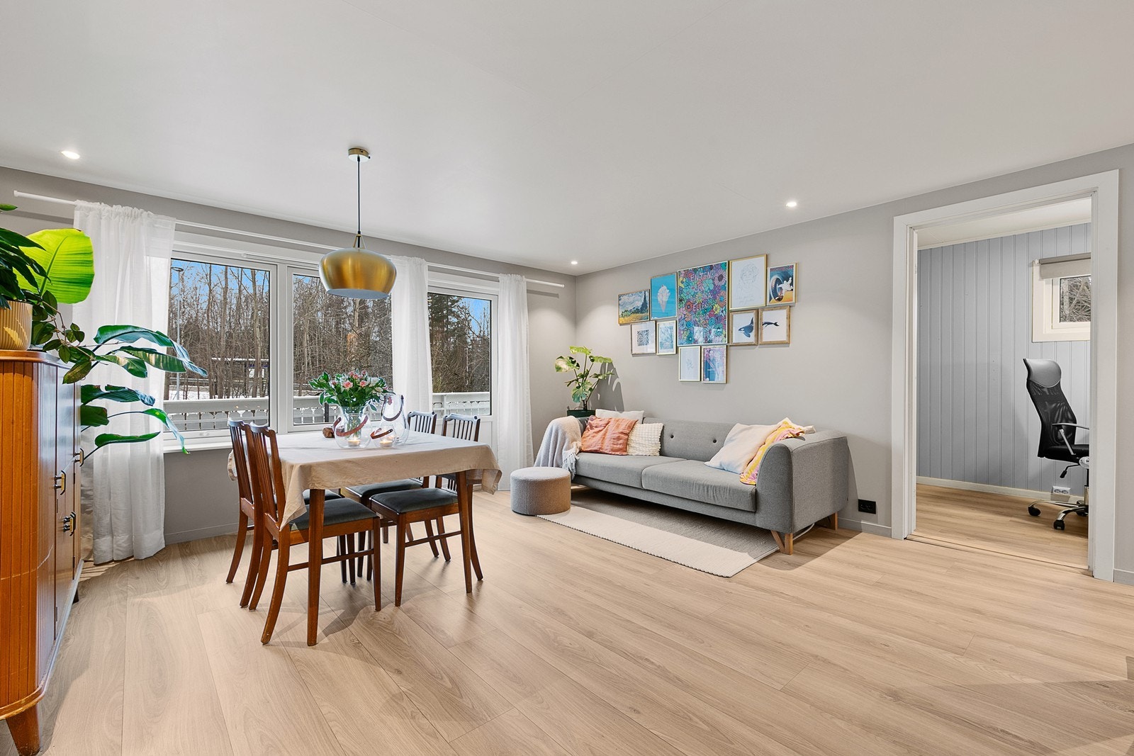 Stuen har store vindusflater som slipper inn rikelig med naturlig lys. Galleribilde