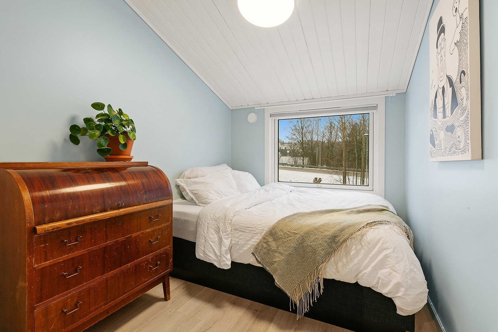 Soverommene fremstår med gode planløsninger og varierende størrelser, og er godt egnet som barnerom, gjesterom eller hjemmekontor etter behov. Galleribilde