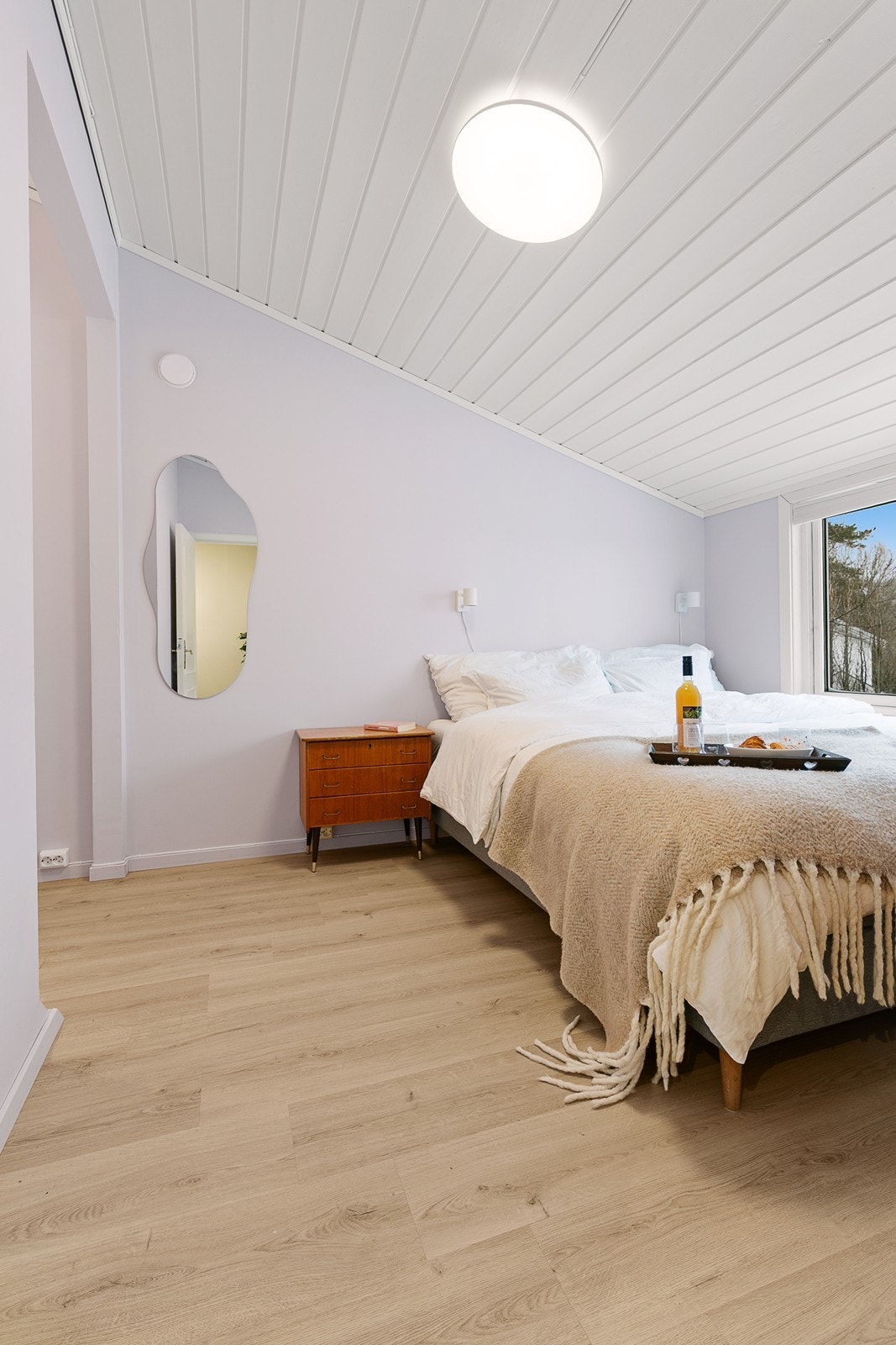 Se til venstre i bildet: Hovedsoverommet har åpen garderobeløsning. Galleribilde