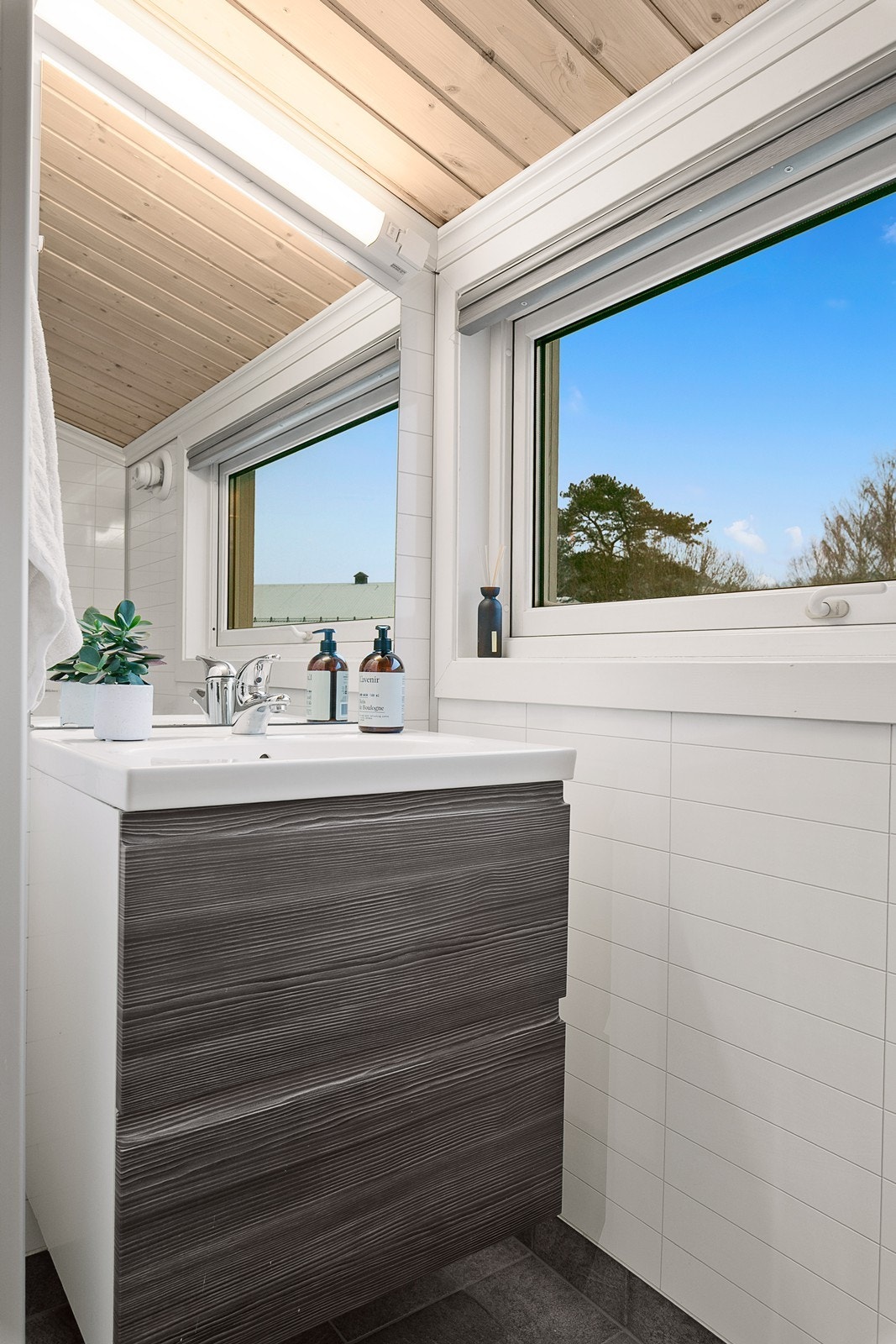 Badet er innredet med baderomsinnredning som har heldekkende servant og baderomsskuffer. Galleribilde