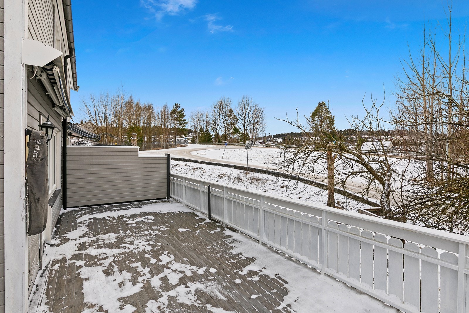 Verandaen har god plass til hagemøbler og byr på ettermiddagssol. Galleribilde