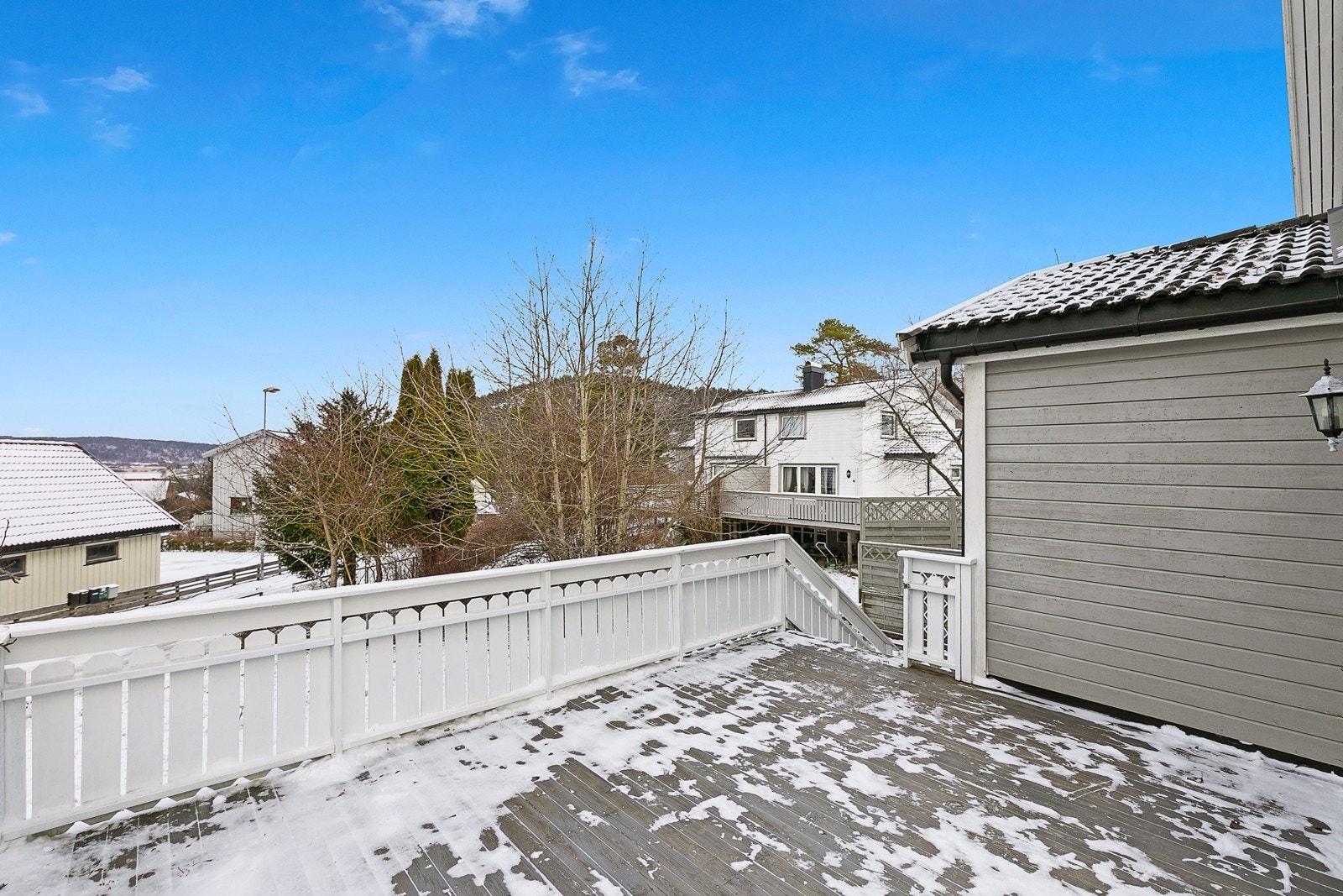 Fra verandaen er det trapp videre ned til hage, hvor boligen disponerer grøntareal som naturlig hører til denne boenheten. Galleribilde