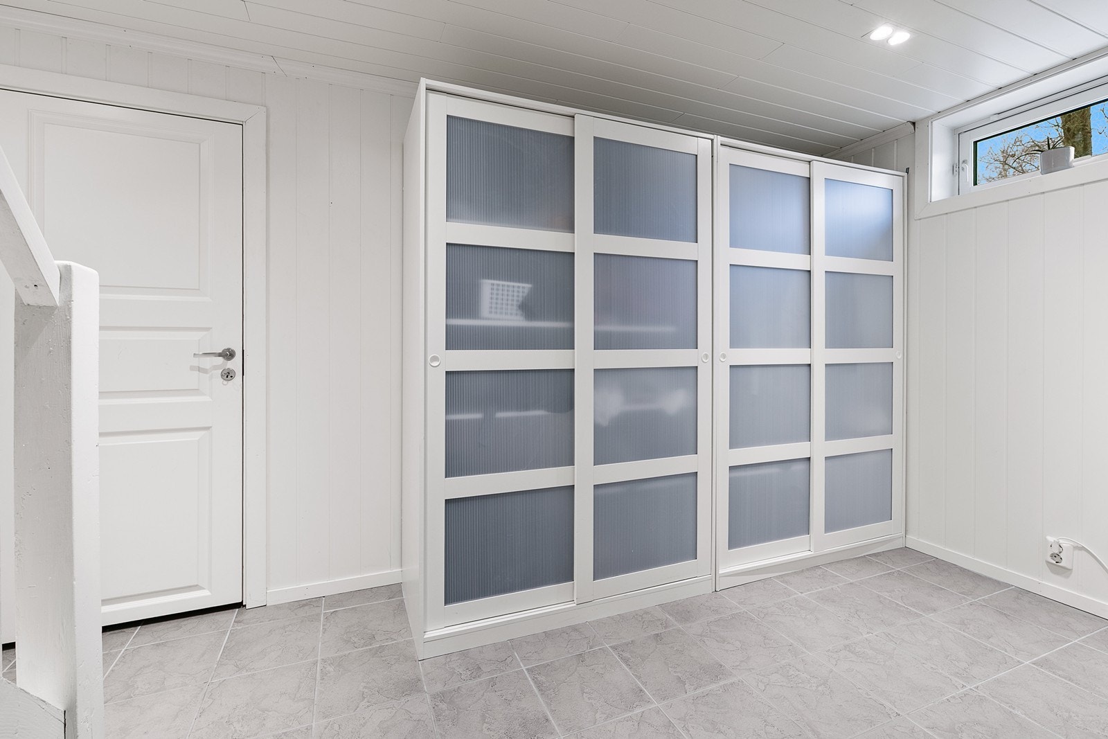 Underetasjen har også gang med garderobeløsning i form av garderobeskap, som gir oppbevaringsmuligheter. Galleribilde