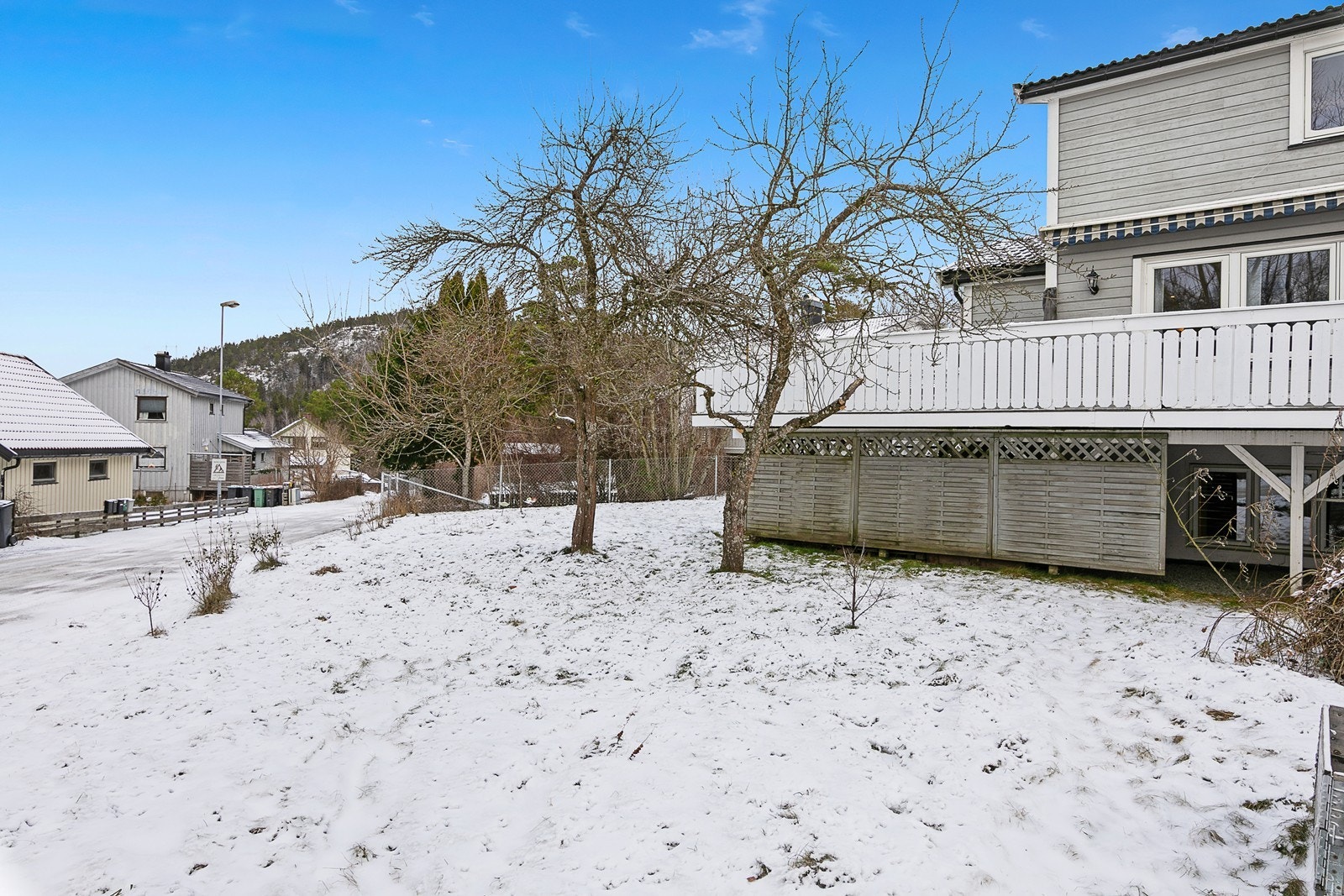 Lagring av ved egner seg godt under verandaen. Galleribilde