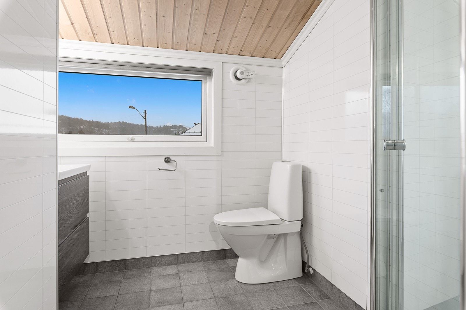 Pent bad som har flislagt gulv med varmekabler. Galleribilde