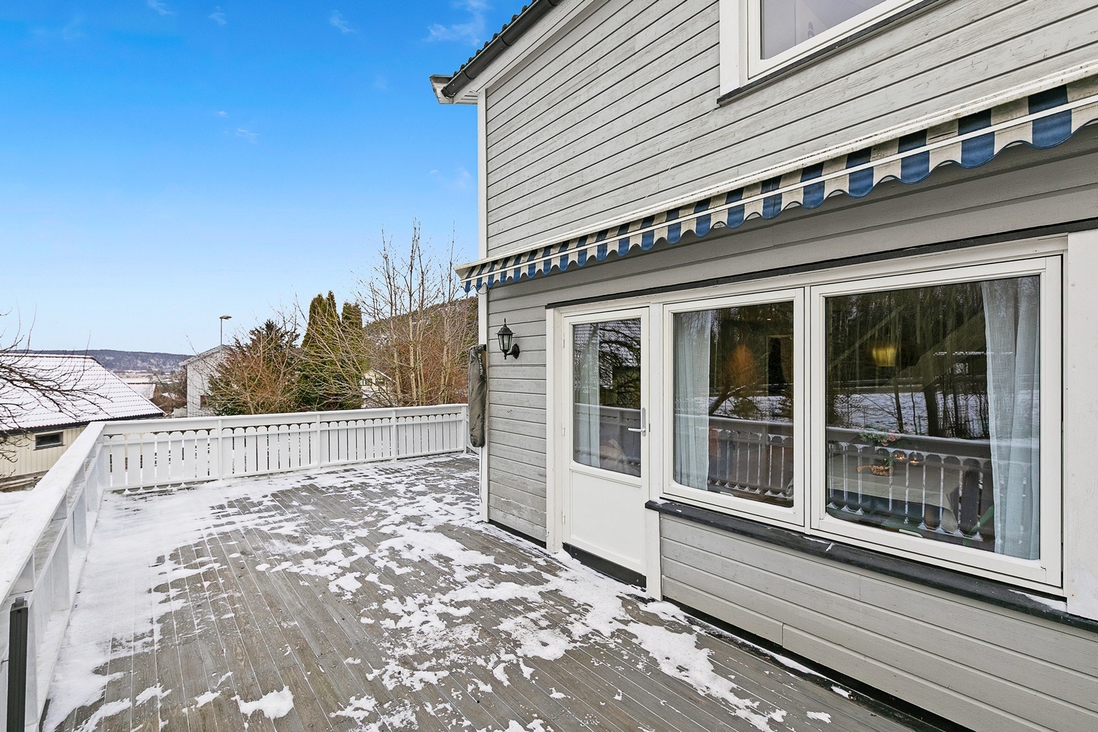 Nordvestvendt veranda på ca. 34 kvm med direkte utgang fra stuen. Galleribilde