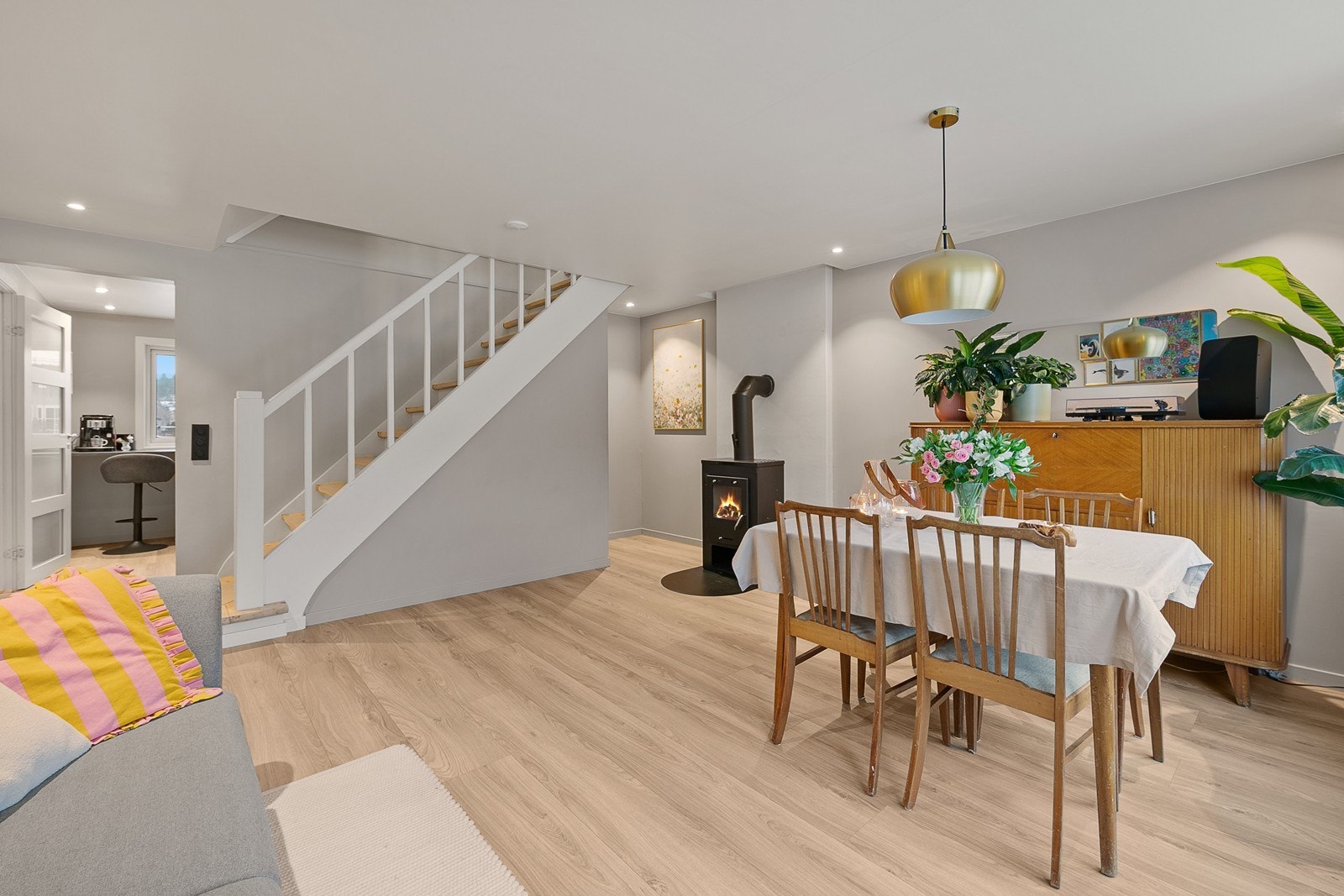 I stuen er det lagt nytt laminatgulv og vegger har slette flater malt i lune og tidsriktige fargetoner. Galleribilde