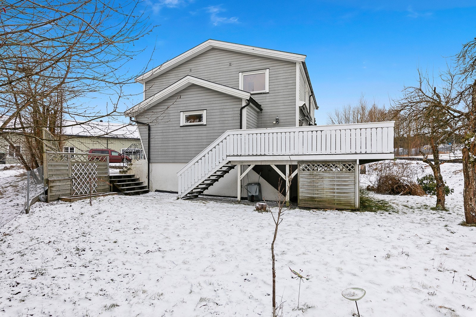 Under verandaen er det mulighet for utendørs oppbevaring, samt inngangsdør til kjeller/underetasjen. Galleribilde