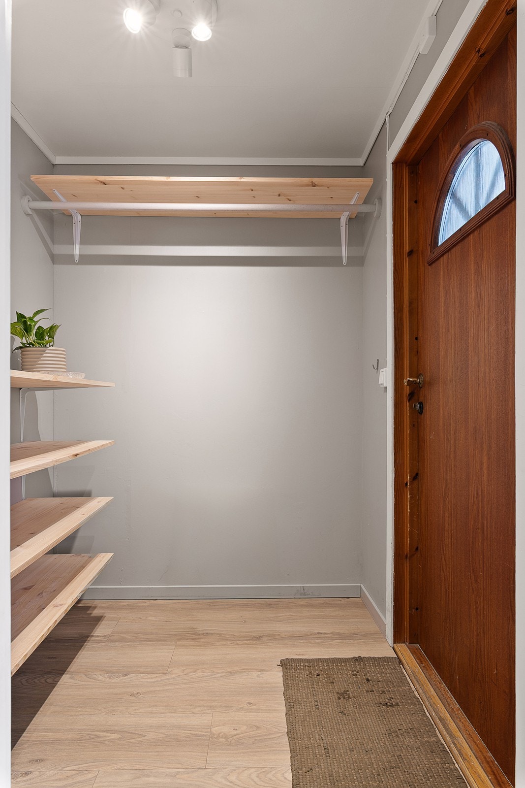 Gangen er innredet med garderobeløsning i form av åpne hyller og klesstang, som gir oppbevaringsmuligheter for yttertøy og sko. Galleribilde