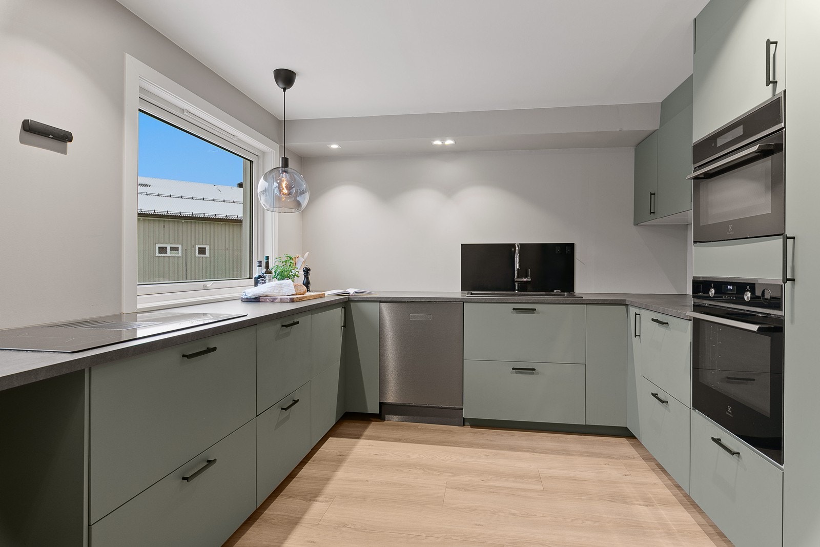 Romslig og moderne kjøkken som også er pusset opp i senere tid. Galleribilde