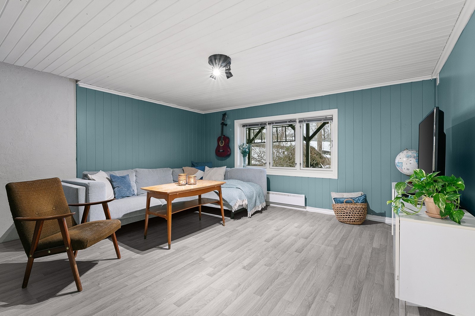 Kjellerstuen er byggemeldt som boder og ikke bruksendret/omsøkt hos kommunen, og dermed ikke godkjent til varig opphold. Les salgsoppgaven for mer informasjon. Galleribilde