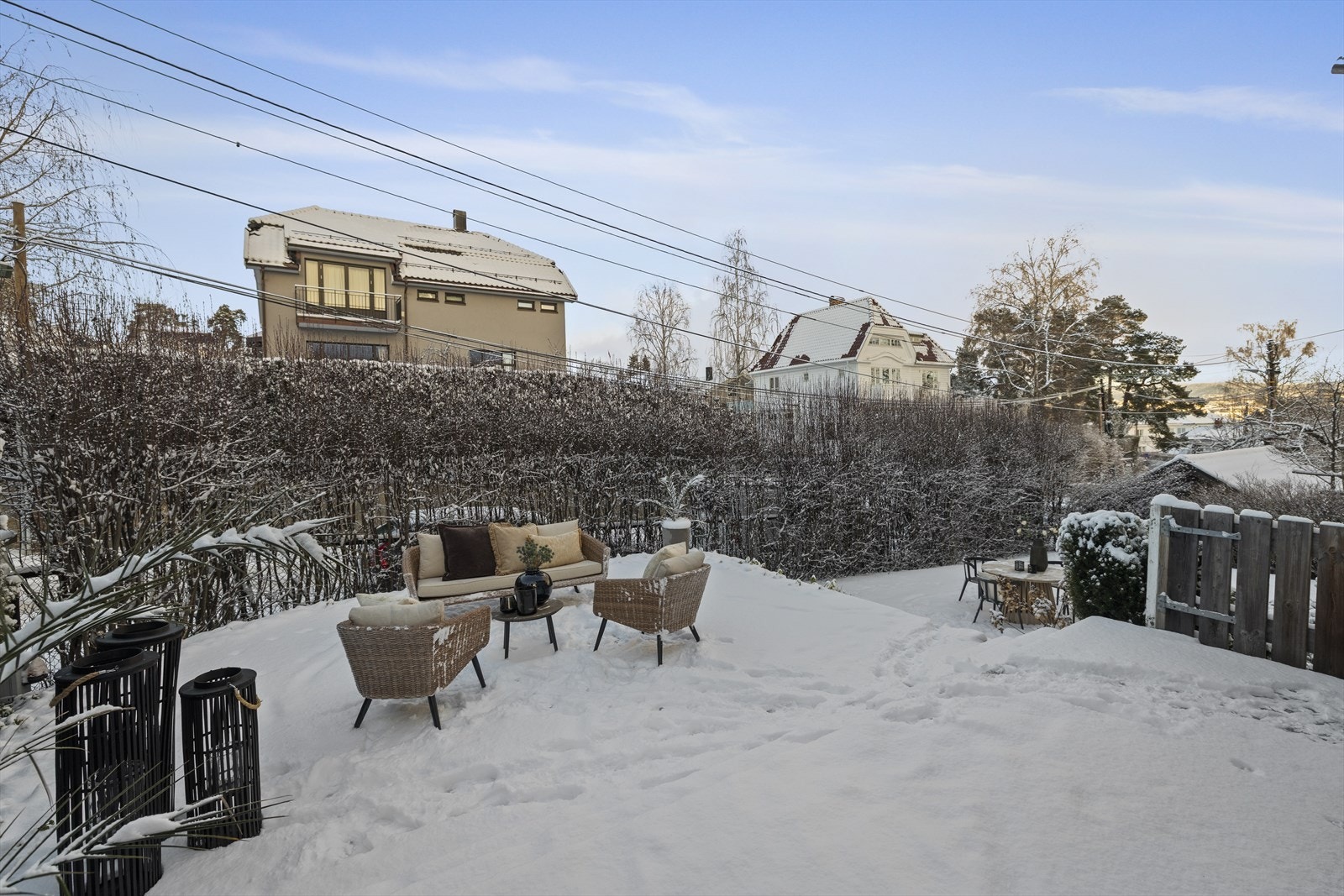 Hagen er skjermet, det er bygget terrasseplatting i 2 nivåer. Galleribilde