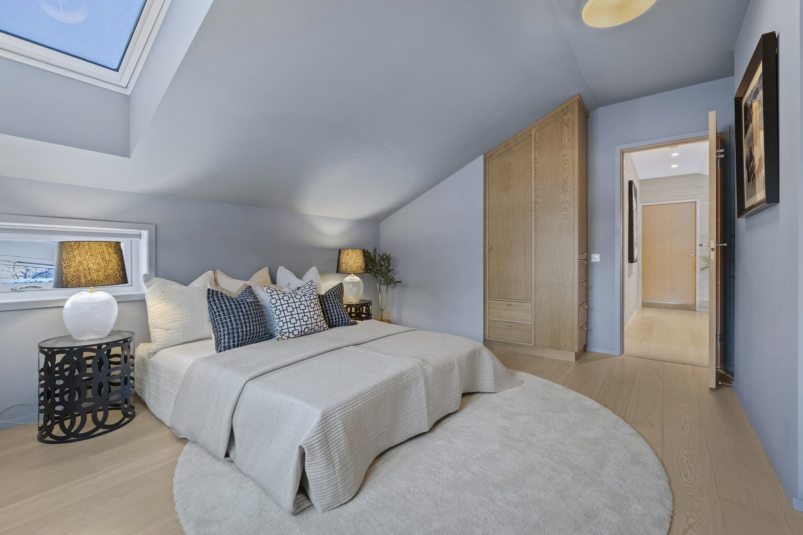 Plassbygget garderobe. Det er montert solskjerming på vinduene. Galleribilde