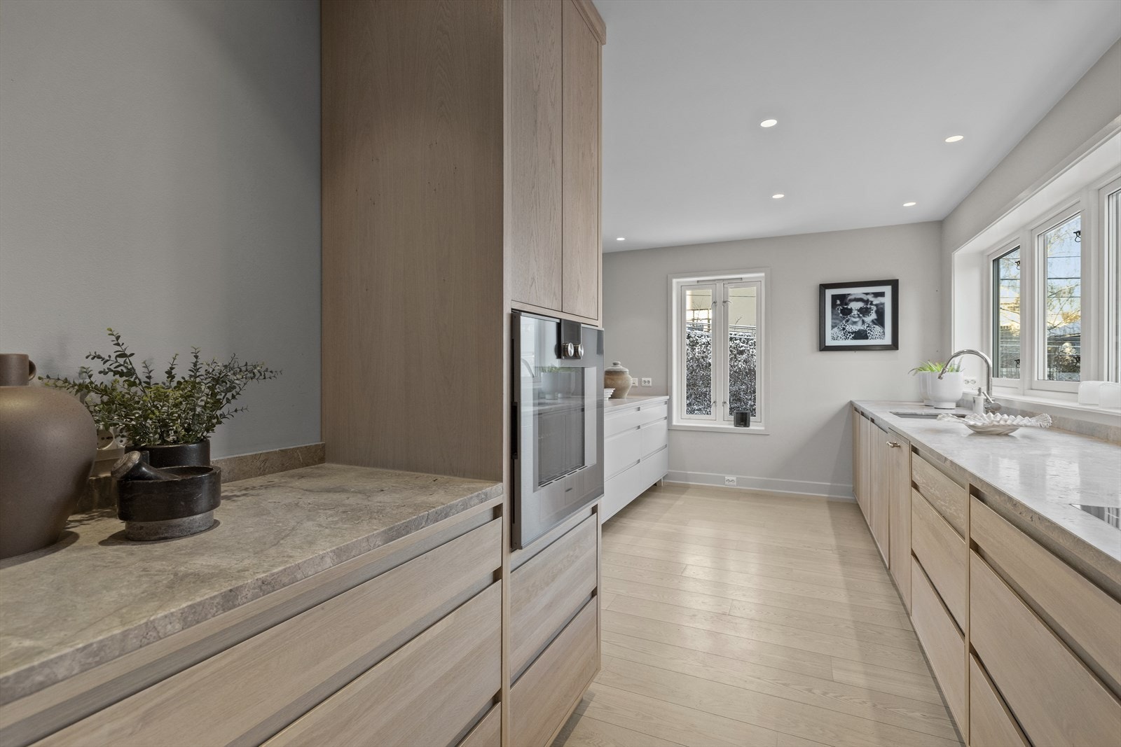 Innredningen har hvitpigmenterte fronter og italiensk benkeplate i marmor fra Boffi. Galleribilde